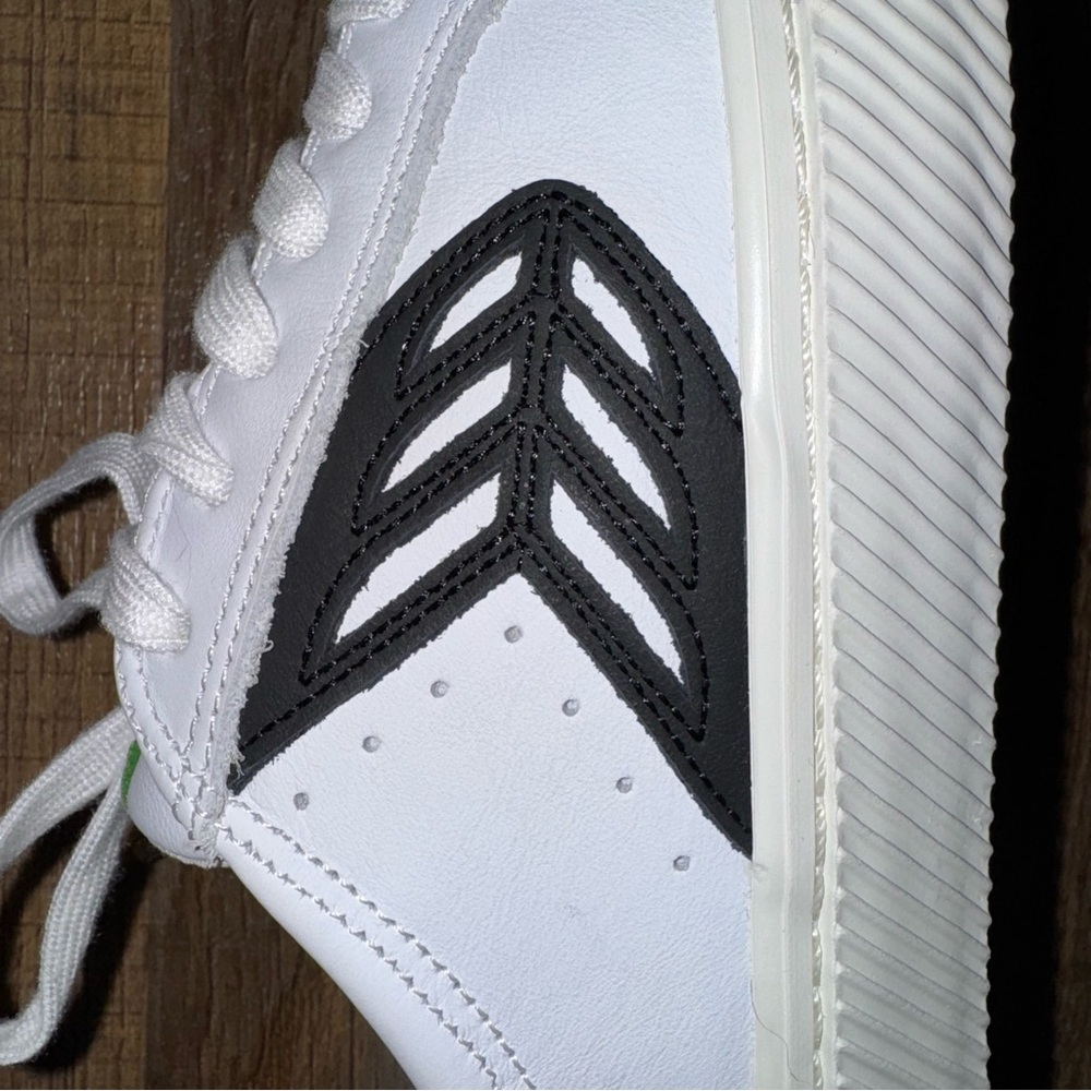 Cariuma White Leather Casual Sneakers Men’s 8.5 / Women’s 10 Black Logo - Picture 6 of 10